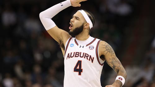 College Basketball Trending Beeld: Auburn tersandung dalam perlombaan untuk unggulan teratas di turnamen NCAA karena kekalahan 83-72 dari Texas A&M